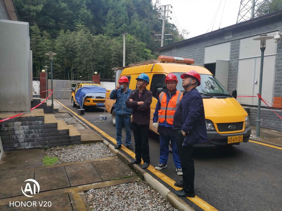 圖為:吳偉昌在檢修現(xiàn)場指導(dǎo)工作